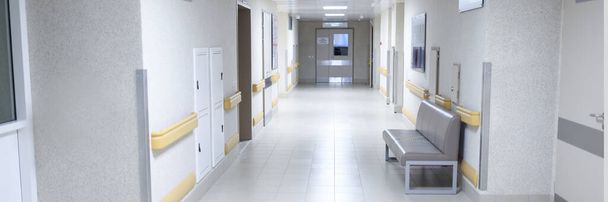 Pusty nowoczesny korytarz szpitalny z kanapą do siedzenia - Zdjęcie, obraz