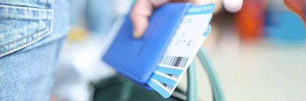 Человек с зеленым портфелем и паспортом с билетами на самолет крупным планом - Фото, изображение