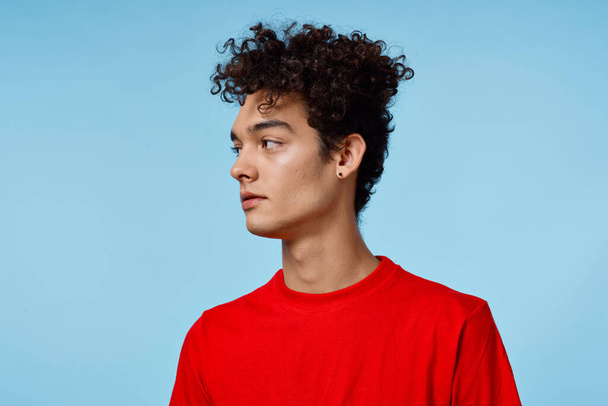 man in red t-shirt curly hair close-up lifestyle - 写真・画像