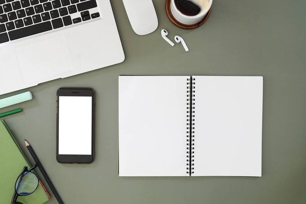 Draufsicht auf einen Arbeitsplatz für Grafiker oder Fotografen mit digitalem Tablet, Kaffeetasse und Notizbuch auf weißem Tisch. Leerer Bildschirm für Werbetext. - Foto, Bild