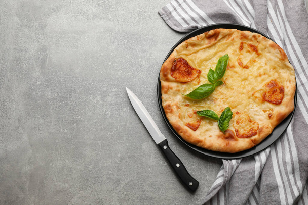 Delicious khachapuri with cheese on grey table, flat lay. Space for text - Foto, Imagem