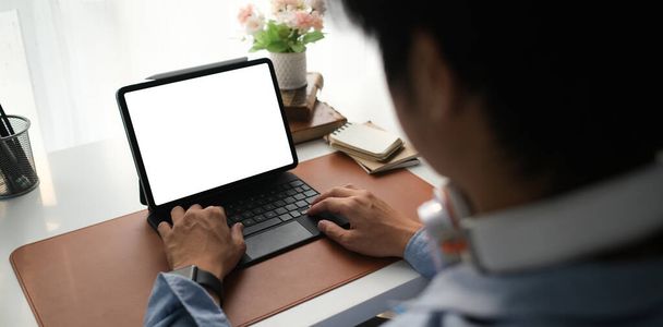 Makijaż Kopiuj przestrzeń pusty ekran Concept Biznes Praca na laptopie.  - Zdjęcie, obraz