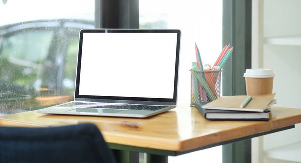 Mesa de trabalho e laptop.Business imagem, laptop tela em branco e suprimentos. - Foto, Imagem