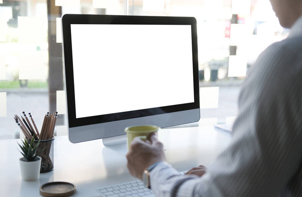 Espacio de trabajo de pantalla en blanco de copia simulada con computadora portátil en la mesa. - Foto, imagen