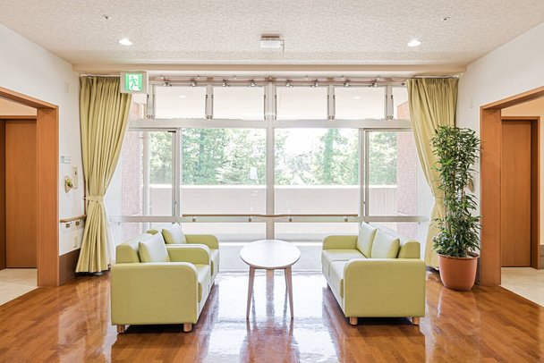 Sofás e mesas em instalações de cuidados prolongados - Foto, Imagem