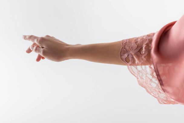 levágott kilátás nő selyem köntösben mutató el ujját elszigetelt fehér - Fotó, kép