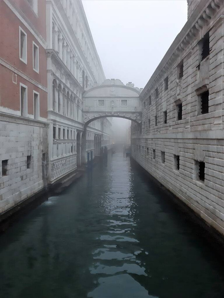 Βενετία, Ιταλία, 27 Ιανουαρίου 2020 Γέφυρα των Στεναγμών, ένα από τα πιο διάσημα σύμβολα της πόλης - Φωτογραφία, εικόνα