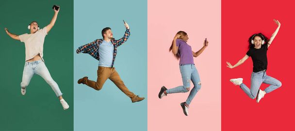 Čtyři mladí veselí lidé, muži a ženy v pohybu, izolovaní po barevném pozadí. Oznámení - Fotografie, Obrázek