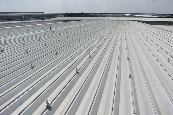 Clip-Schlösser auf Metallblechdach für Solarmodul-Installation installiert - Foto, Bild