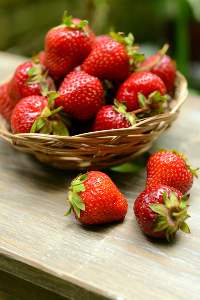 Ripe sweet strawberries in wicker basket - Foto, Imagen