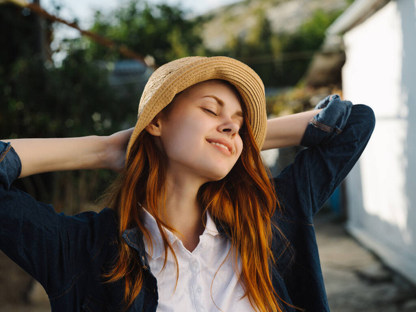 red-haired woman in hat  posing outdoors  - Fotoğraf, Görsel