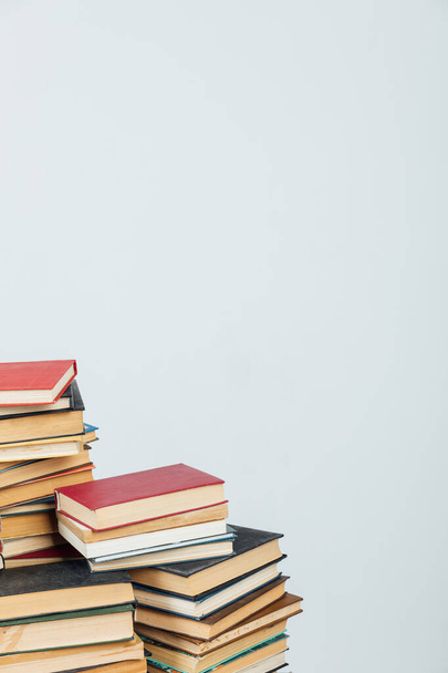 Стеки книг для викладання знань бібліотеки шкіл коледжу білий фон
 - Фото, зображення