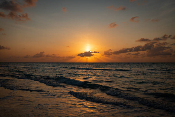 Τοπίο υπέροχο ηλιοβασίλεμα στον ωκεανό - Φωτογραφία, εικόνα