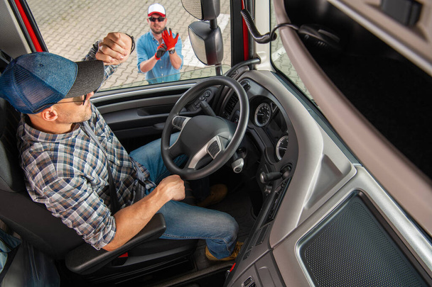 Conductor moderno del vehículo del semirremolque que habla con su despachador del camión que se asegura de entregar será hecho en el tiempo. - Foto, imagen