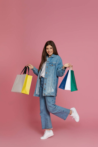 beautiful woman holding shopping bags with purchases - Zdjęcie, obraz