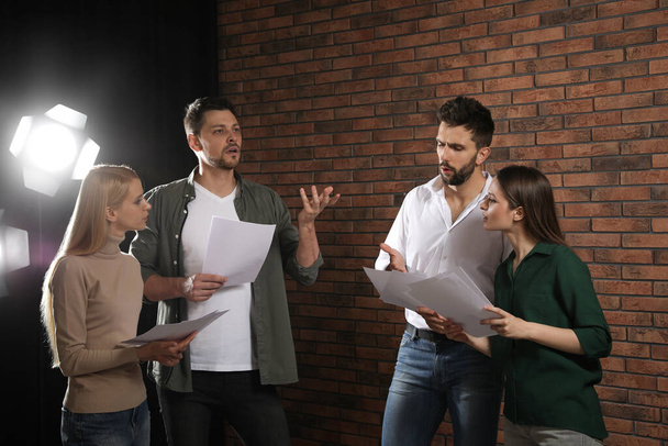 Acteurs professionnels lisant leurs scénarios pendant les répétitions au théâtre - Photo, image