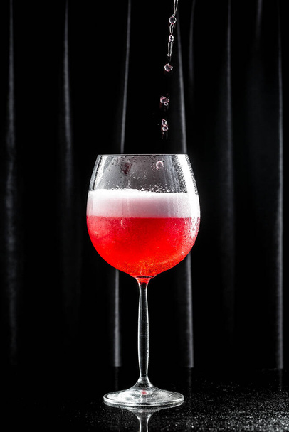 Koktejl Kir Royal se šampaňským ve sklenici s bublinkami. drink, dovolená párty koncept. - Fotografie, Obrázek
