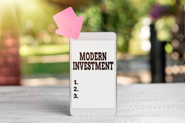 Käsitteellinen näyttö Modern Investment. Business yleiskatsaus valtuudet investointi käsite monipuolistaminen Abstrakti Outdoor Smartphone Photography, Näytetään uusi laite - Valokuva, kuva