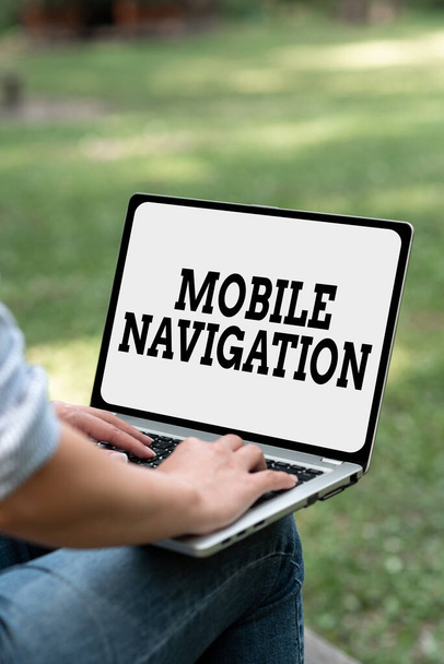 Mobil Navigasyon sunan metin başlığı. İş konsepti grafiksel kullanıcı arayüzü araç sürücüsüne çevrimiçi işlerde yardım etmek ve insanları uzaktan birbirine bağlamak için kullanılır - Fotoğraf, Görsel