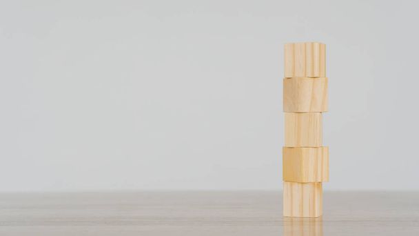 Un bloque de madera vacío que parece un edificio alto y puede poner texto sobre un fondo blanco. - Foto, imagen