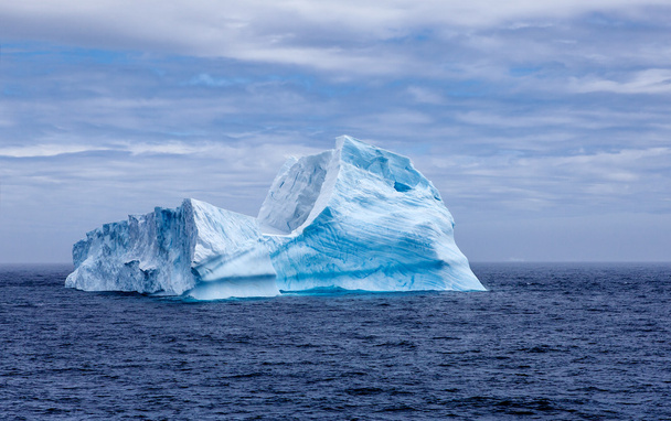 Jäävuoren huippu Etelämantereella-2
 - Valokuva, kuva