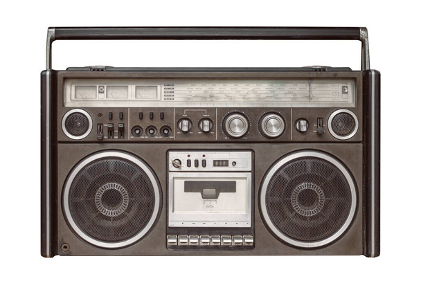 Старое радио AM FM переднее лицо кассетный проигрыватель изолирован на белом фоне с вырезкой пути. - Фото, изображение