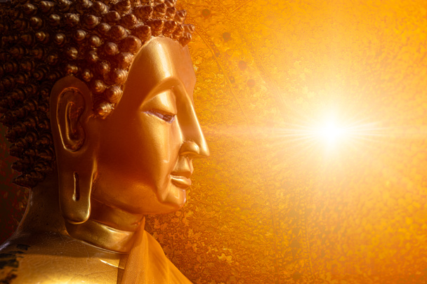 Buda cara cabeza mirando la sabiduría luz calma paz al nirvana forma de vida en concepto de religión asiática. - Foto, imagen