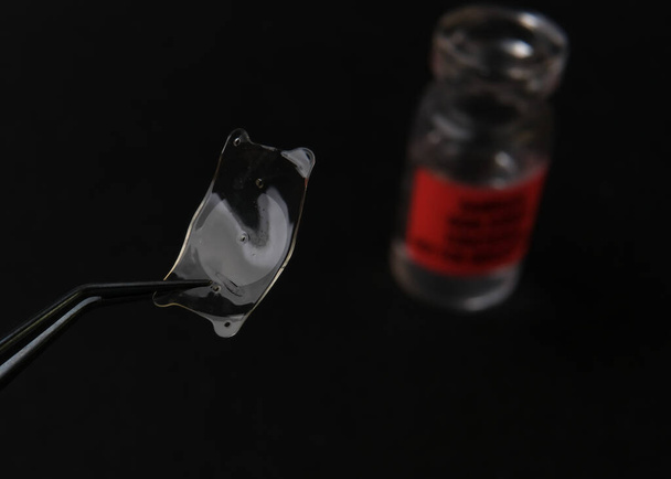 κοντινή φωτογραφία του εμφυτεύσιμου φακού collamer ICL για τη θεραπεία  - Φωτογραφία, εικόνα