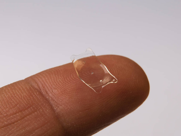 foto de close-up da lente implantável collamer LCI para o tratamento  - Foto, Imagem