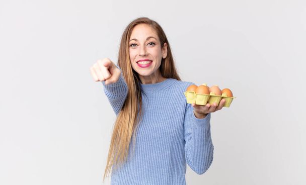 pretty thin woman holding a eggs box - Foto, Imagem