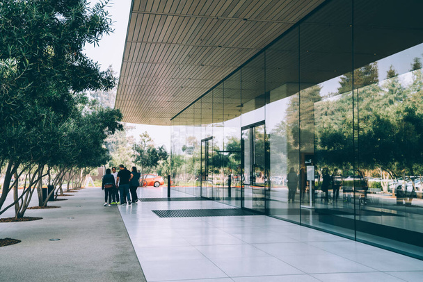 Cupertino, Californie / États-Unis - 17 novembre 2018, Apple Park Visitor Center. extension architecturale de la Silicon Valley tech, façade transparente se trouve sous un toit flottant en fibre de carbone - Photo, image