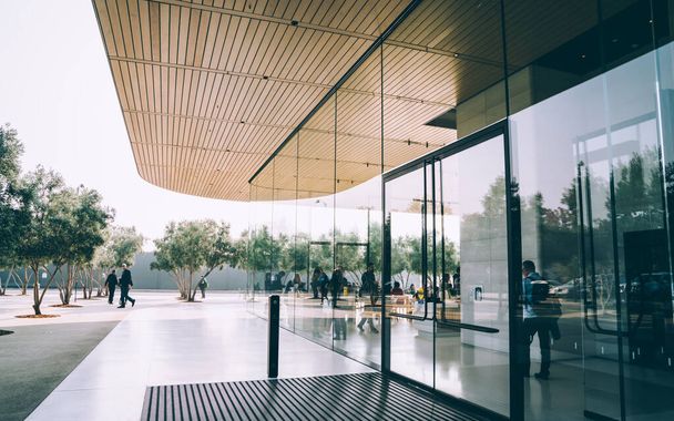 Cupertino, California / USA - November 17, 2018, Apple Park Visitor Center. architectural extension of the tech Silicon Valley, transparent facade sits below a floating carbon-fiber roof - Foto, Imagen