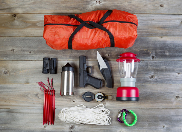 campingové vybavení s osobní zbraň pro ochranu - Fotografie, Obrázek