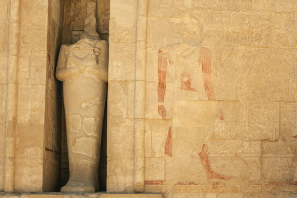Luxor, Egipt - 11 kwietnia 2021: Świątynia Hatszepsut na zachodnim brzegu Nilu w pobliżu Doliny Królów w Luksorze, Egipt. - Zdjęcie, obraz