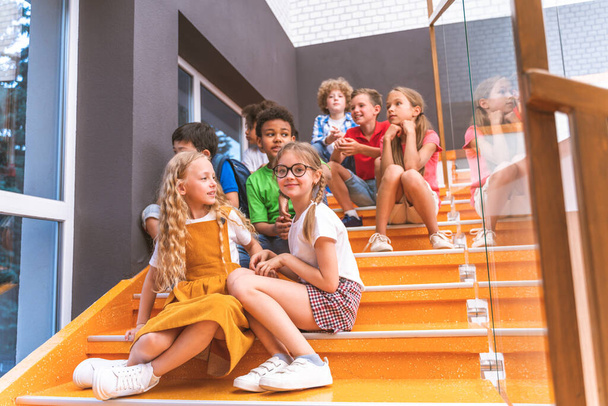 Multiracial group of kids at primary school - Playful schoolers enjoying school time and lesson with teacher and classmates - Foto, Bild