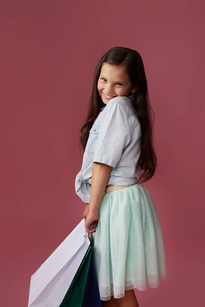 happy little child girl holds many shopping bags - Foto, Imagem