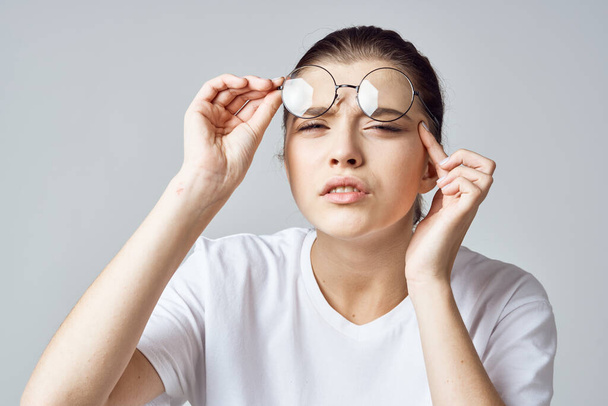 жінка в білій футболці окуляри поганий зір крупним планом
 - Фото, зображення