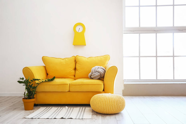 Interiér stylového obývacího pokoje s útulnou pohovkou - Fotografie, Obrázek