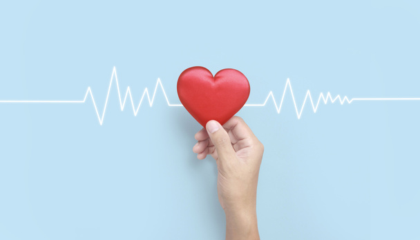 Handen met een rood hart. hart gezondheid donatie concepten - Foto, afbeelding