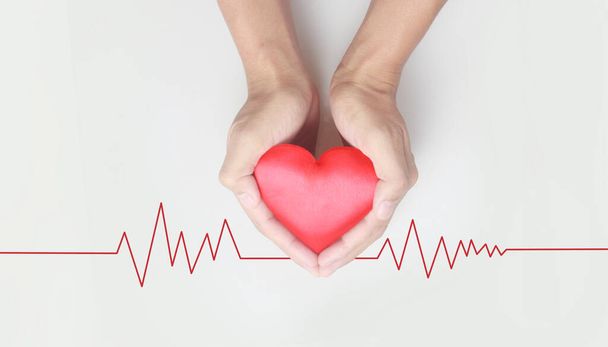 Ruce držící červené srdce. koncepce darování zdraví srdce - Fotografie, Obrázek