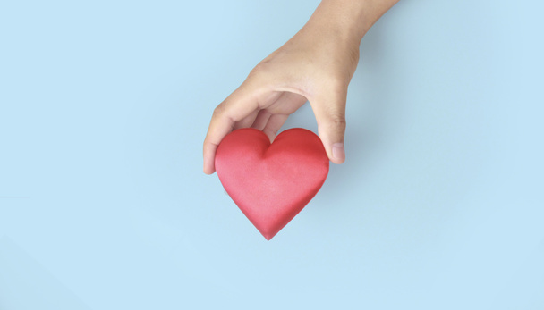 A kezek vörös szívet tartanak. szív-egészségügyi adományozási koncepciók - Fotó, kép