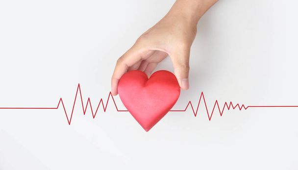 Kädet punaista sydäntä vasten. sydänterveyden luovutuksen käsitteet - Valokuva, kuva