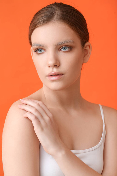 Beautiful young woman with dyed eyebrows on color background - Fotografie, Obrázek