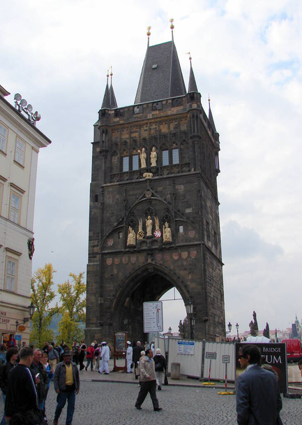 Tourists in front of the Old Town Bridge Tower at the entrance to the Charles Bridge, Prague, Czechia - September 26, 2007 - Фото, зображення