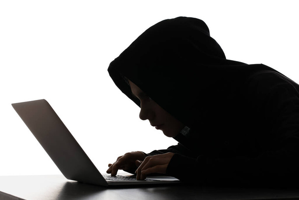 Silueta de hacker con portátil sobre fondo blanco - Foto, imagen
