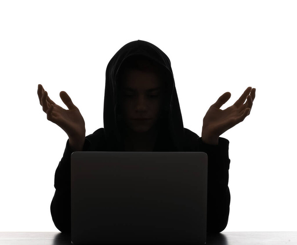 Силуэт хакера с ноутбуком на белом фоне - Фото, изображение