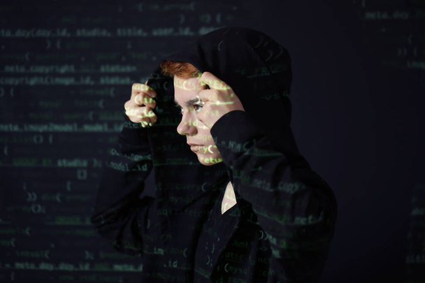 Hombre hacker sobre fondo oscuro - Foto, imagen