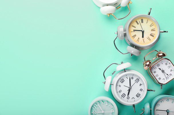 Relojes de alarma con estilo en el fondo de color - Foto, Imagen