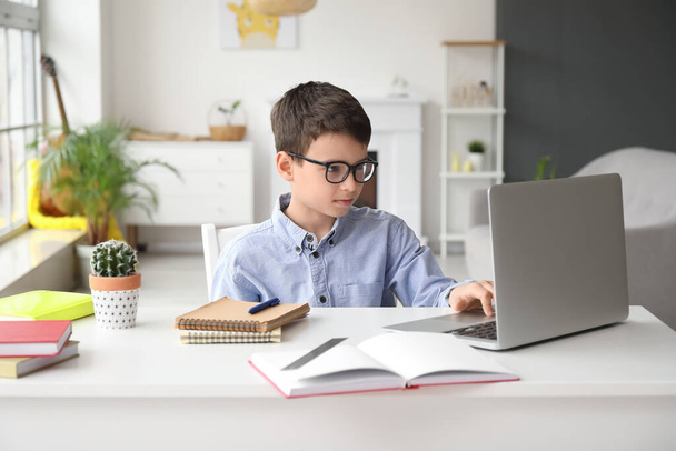 Pieni koulupoika opiskelee verkossa kotona - Valokuva, kuva