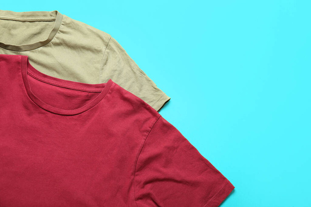 Κομψά t-shirts σε φόντο χρώμα, closeup - Φωτογραφία, εικόνα